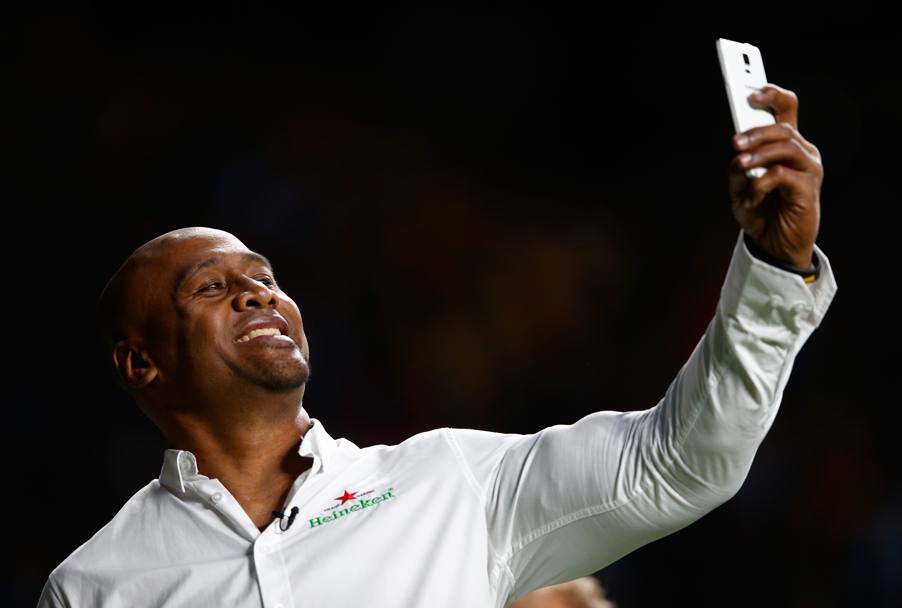 Mentre l&#39;ex All Blacks si scatta un selfie.. (Getty Images)